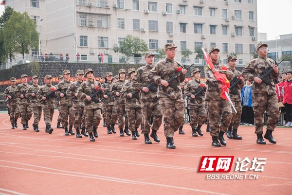 传承红色报国志直击麻阳一中首届国防班授旗仪式