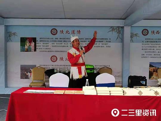 王玉成是志丹县永宁镇人,由于外婆和母亲都是陕北民歌的爱好者,从小耳