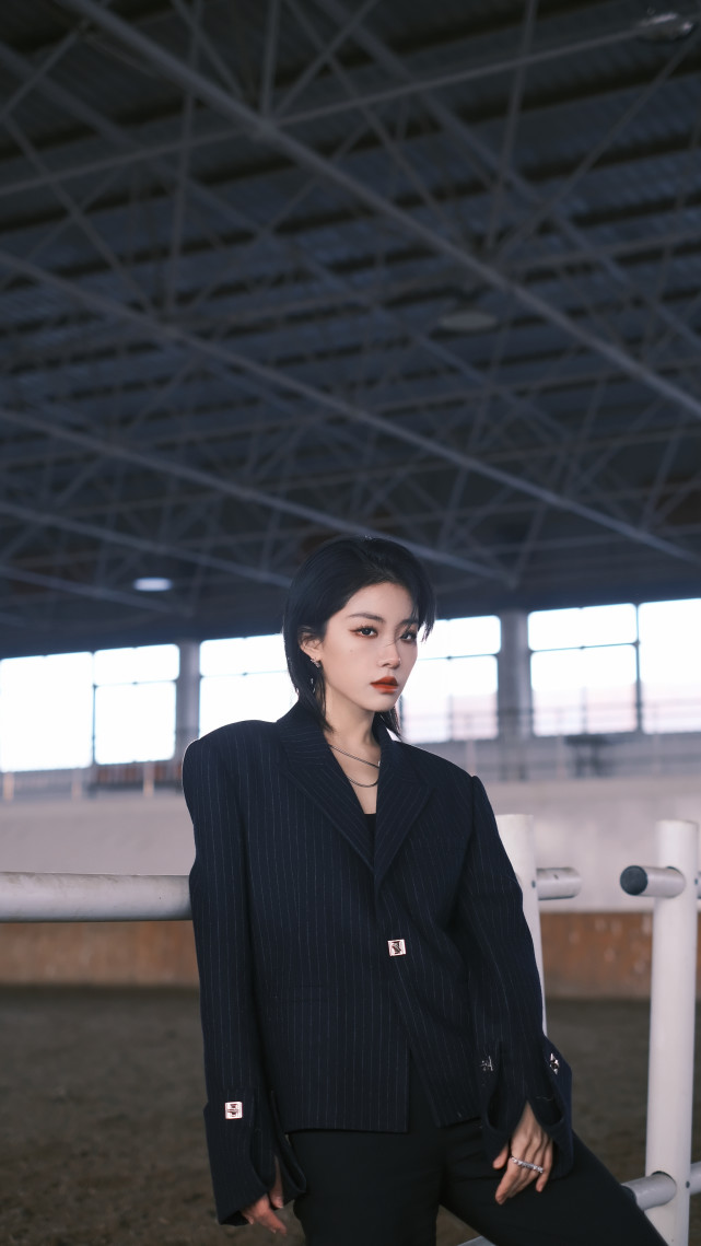 喻言为时尚发布会剪短长发限定皮肤惊艳冷脸御姐骑马气场全开