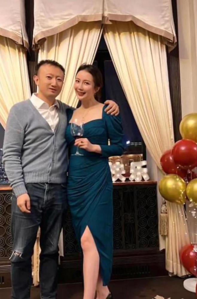 主持人杨蕾盛装出席嗲妹妹赵若虹生日宴当年曾出资助赵若虹创业