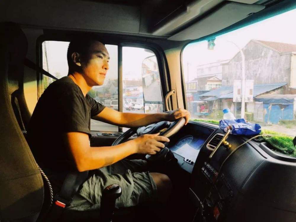 卡车司机遭遇用工荒月薪过万是常态年轻人为何不愿意干