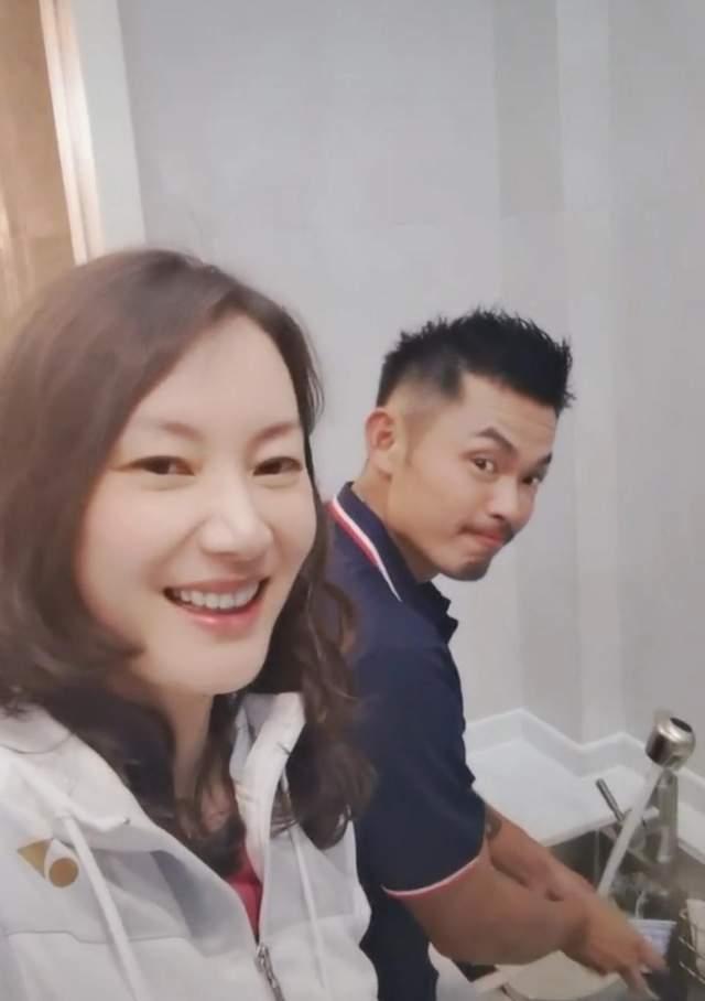 谢杏芳一家同游厦门,林丹全程陪儿子变完美爸爸,老婆拍照乐不停