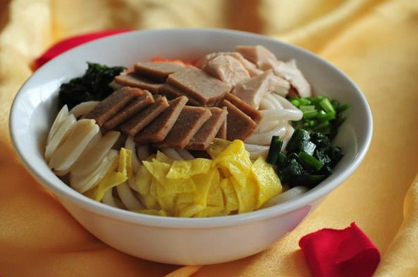 鸡鸭和乐蓬莱小面是山东烟台蓬莱区的著名面食,也是蓬莱人"行走"的