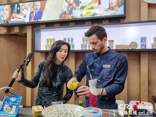 闹厨房……"国际在线报道(记者 姚燕侠):法国人安闹闹是一名美食达人