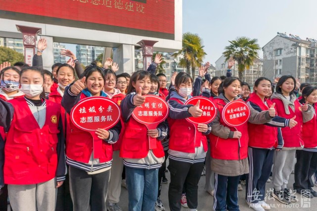 活动现场,来自宿城第一初级中学的40余名学生志愿者组成4个志愿服务队