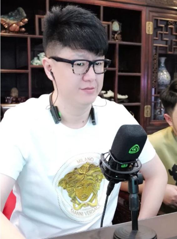 跟战神点刚见面没多久,战神点就去别的平台了,人家战神点在yy玩了八年