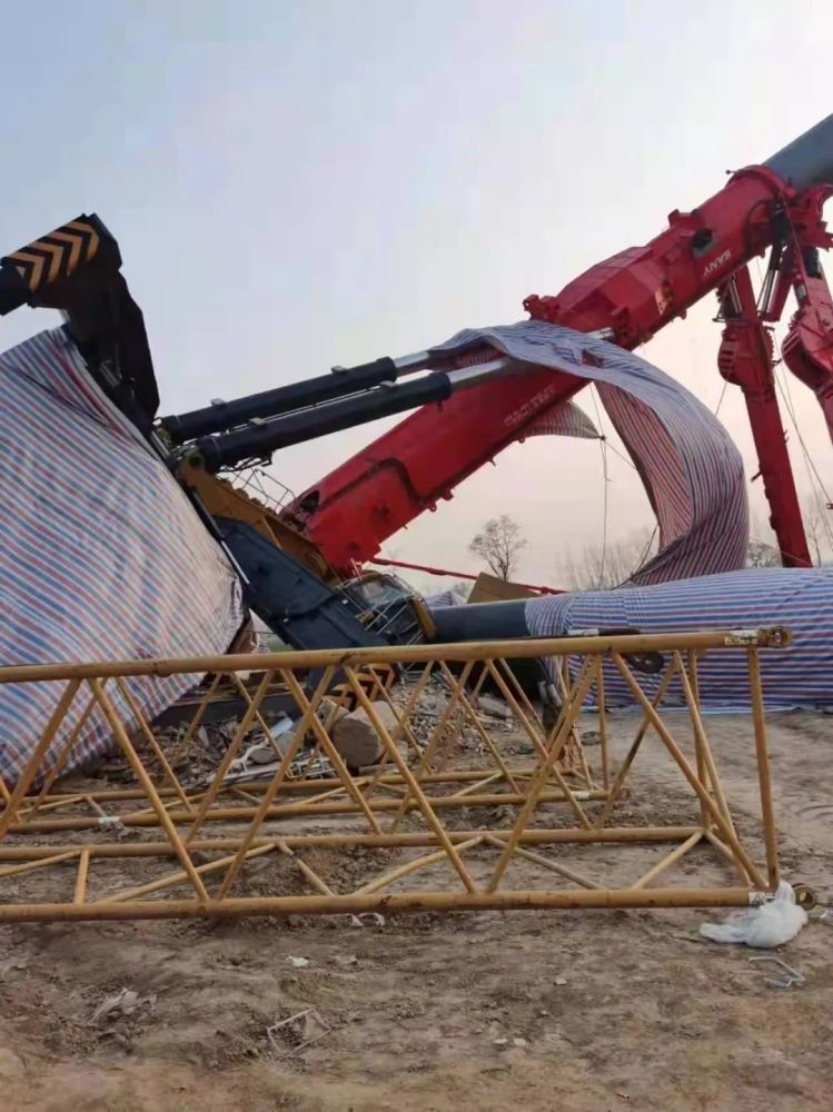 三一1600吨吊车风电场翻车大臂空中断掉大吨位最近事故有点多