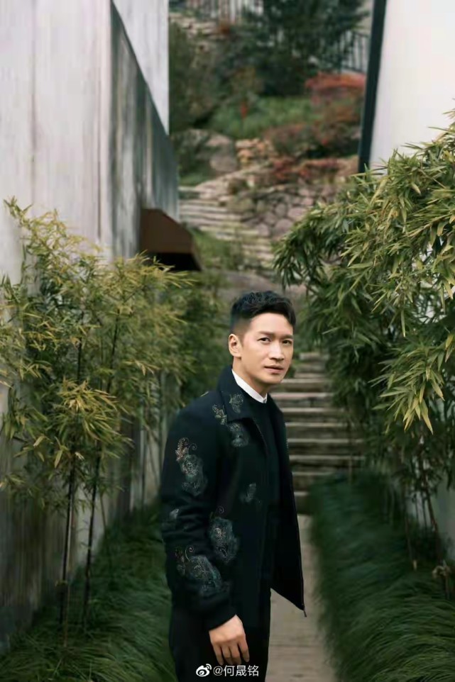 四爷疑似恋情公开46岁何晟铭与美女同行互动频频有情况