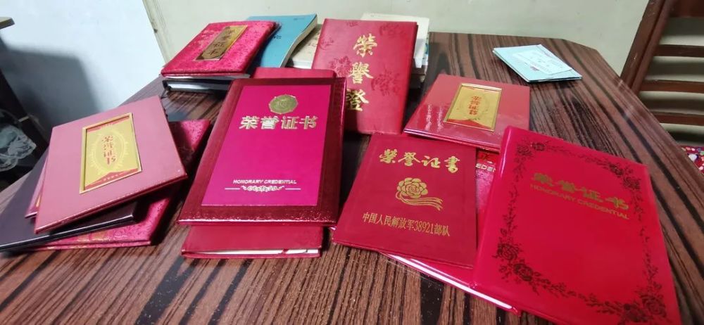 学习梅华明丨追记梅华明一件冲锋衣被他穿褪了色