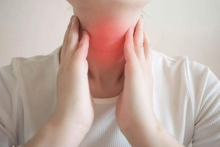 1,喝盐水:喉咙痛一般都是咽喉部炎症或持续咳嗽引起,多数都伴随有咽喉