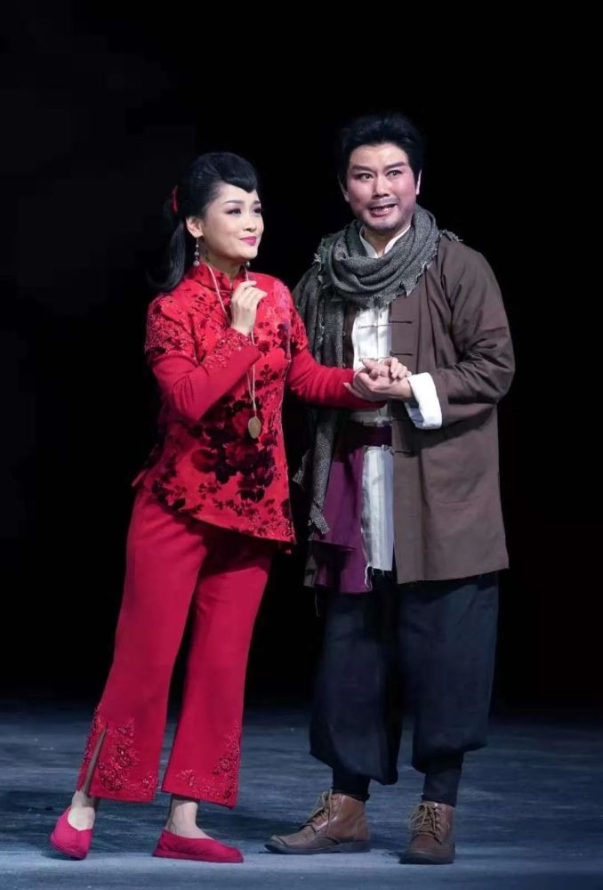 《原野》中饰演女主角金子同年,朱桢饰演新版《上海屋檐下》女主角杨