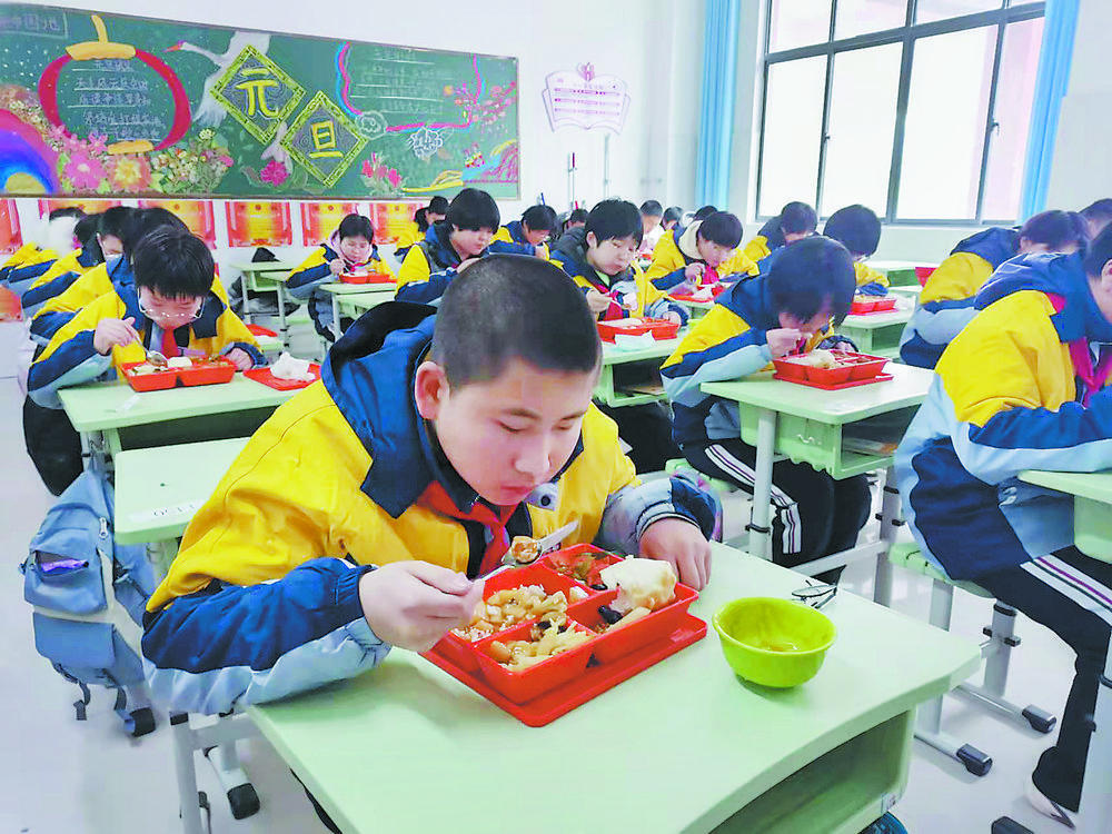 菏泽让中小学生在校吃上营养午餐