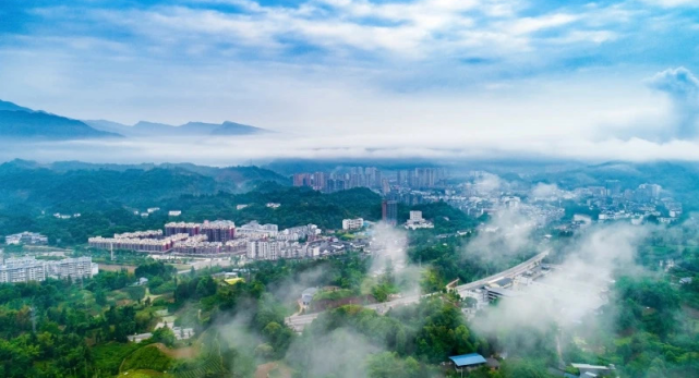 乐山市沐川县位于四川盆地西南边缘,乌蒙山西北部,森林覆盖率达77.