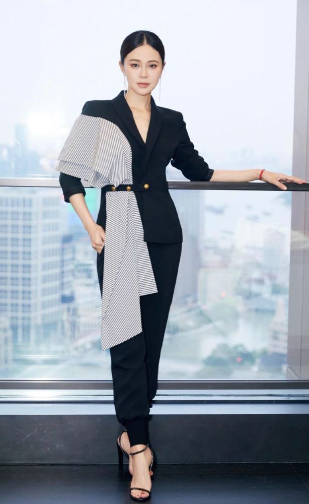 佟大为一家5口拍合影,三娃和爸共用一双眼,关悦穿旗袍最抢镜插图5