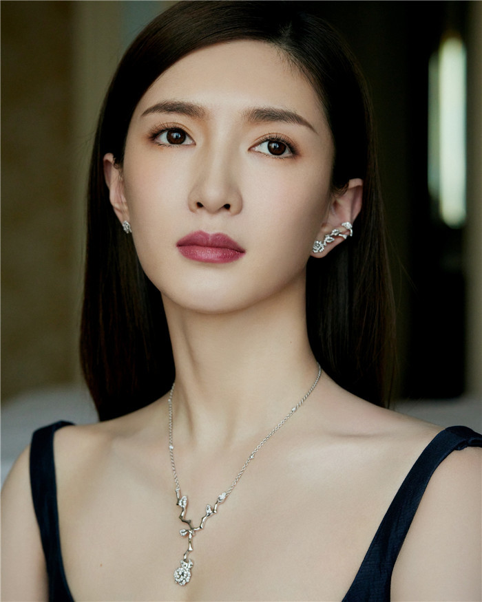 上海女星江疏影穿吊带裙秀杨柳细腰身材凹凸有致皮肤白到发光