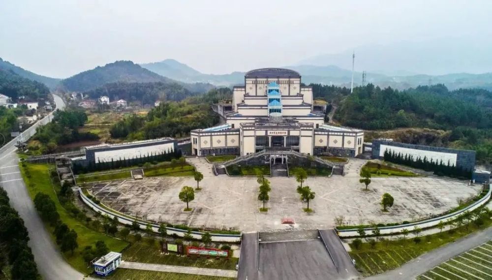 有新四軍軍部舊址紀念館,皖南事變烈士陵園,王稼祥故居紀念館,茂林