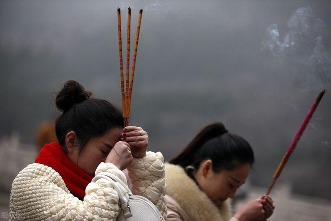 在此祈願世間眾生正確上香,一起成為佛菩薩庇佑的人,平安如意,無災無