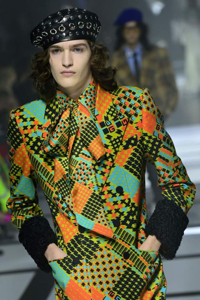 2月25日,在意大利米兰时装周上,模特展示古驰品牌的2022秋冬时装.