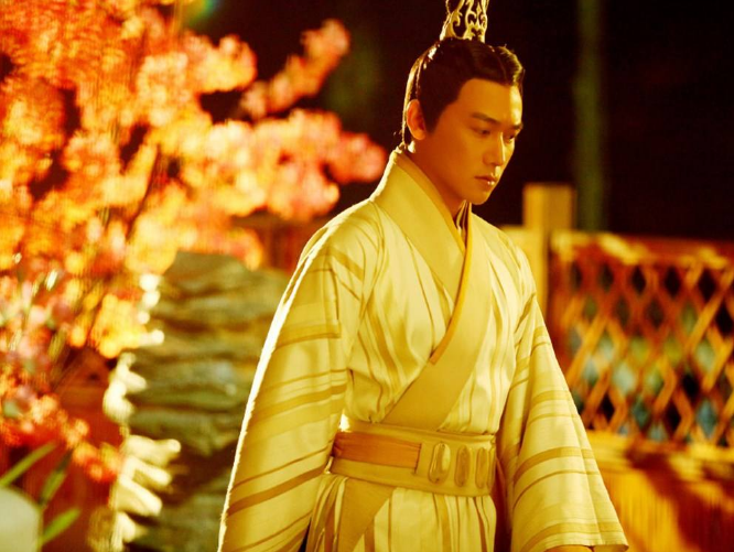 刘弗陵登基后,更是对霍光百般信任,将手中大权都交给了他.