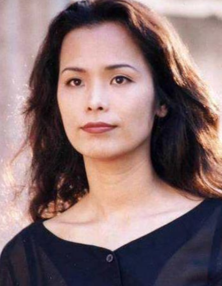 韦唯唱亚洲雄风爆红14年没见父亲生三子和前夫争抚养权