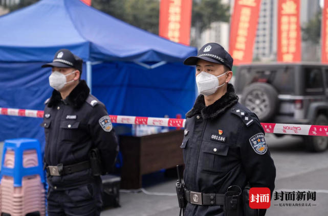 四川绵阳警察夫妻参与疫情防控我们见面都穿着防护服