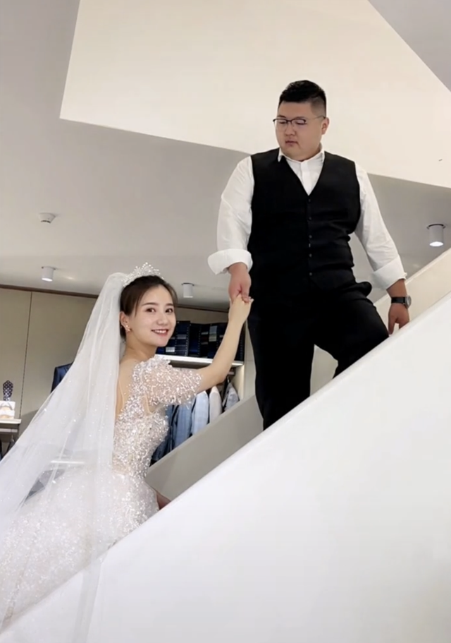 猴哥曝光婚礼时间却因对老婆的称呼被质疑网友假剧本看多了