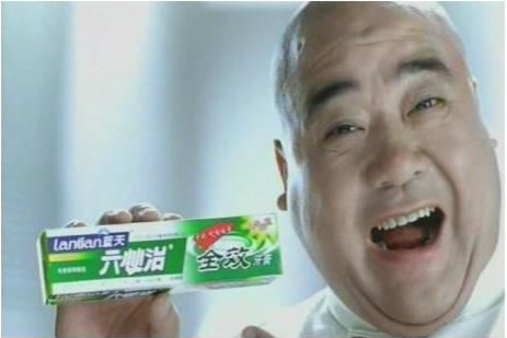 李嘉存的一条广告让蓝天六必治起死回生一张烀饼却险些害死师傅