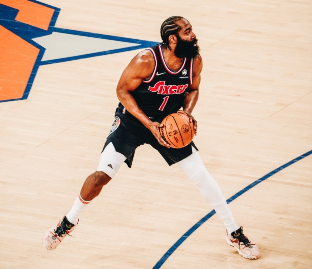 全场进攻端14投8中,虽然在运动战的投篮次数不多,但是哈登在进攻端