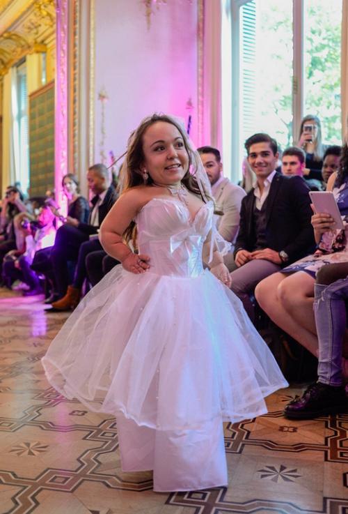 但是,无论是当时还是现在,卡莉都没有被这些事困扰,她深知有的人就是