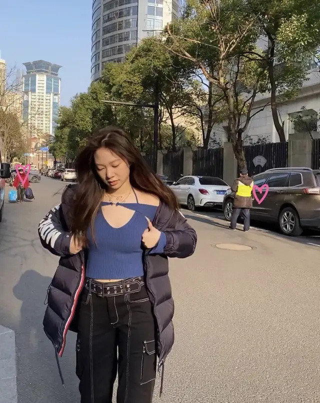 甄子丹18岁大女儿秀曼妙身材凹造型被冻到缩脖小露香肩似超模