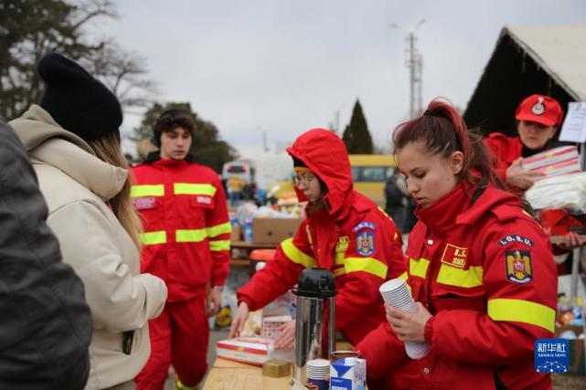 社會車輛已不讓進入,道路旁站滿了前來接站的羅馬尼亞人,警察不斷疏導