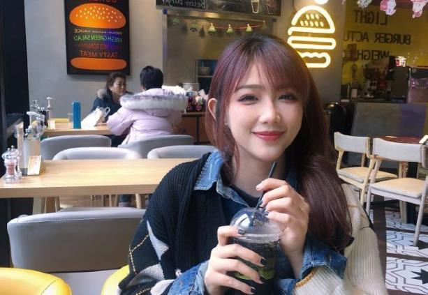 钟婷素颜照曝光被嫌弃为挽回粉丝竟发舔脚视频网友直言没眼看