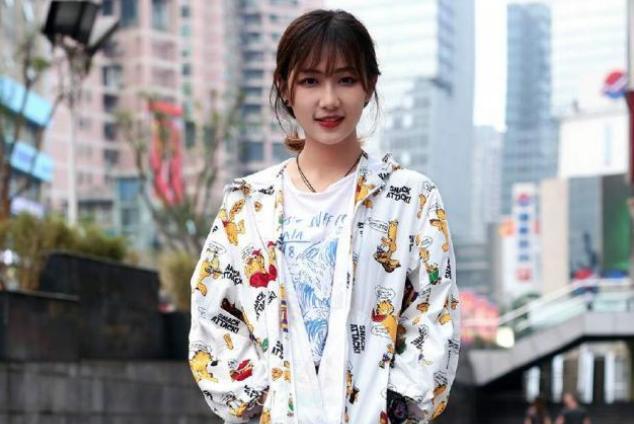 钟婷素颜照曝光被嫌弃为挽回粉丝竟发舔脚视频网友直言没眼看