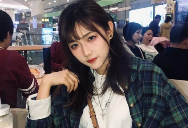 钟婷素颜照曝光被嫌弃为挽回粉丝竟发舔脚视频网友直言没眼看