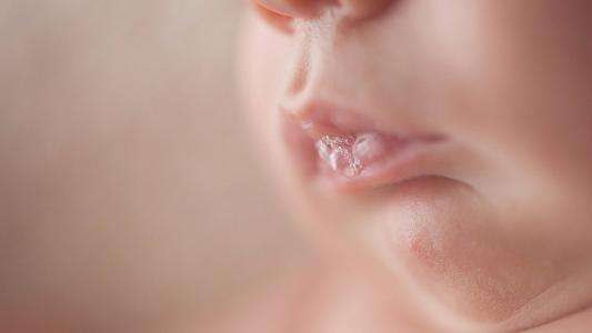 孩子溢奶以为口吐白沫15个新手爸妈哭笑不得的育儿惊魂记