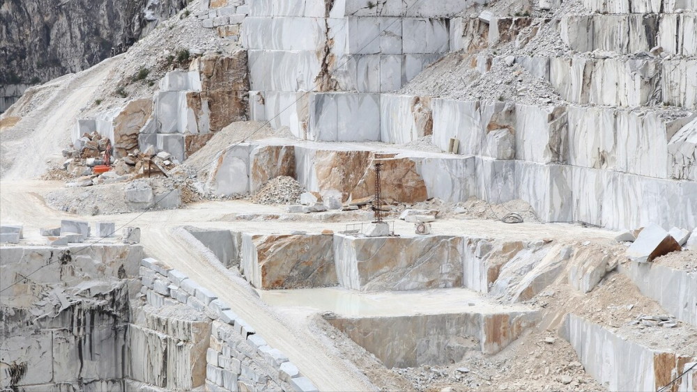 大理石为何卖那么贵开采现场像大型切豆腐块还是第一次见