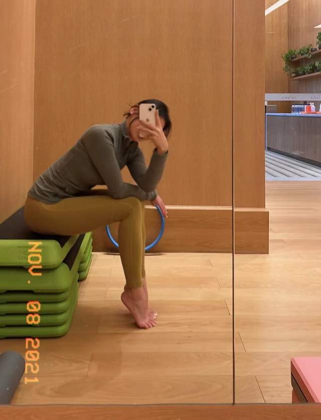 奥运冠军何雯娜晒健身照举哑铃大炫肌肉线条一双细腿太惹眼