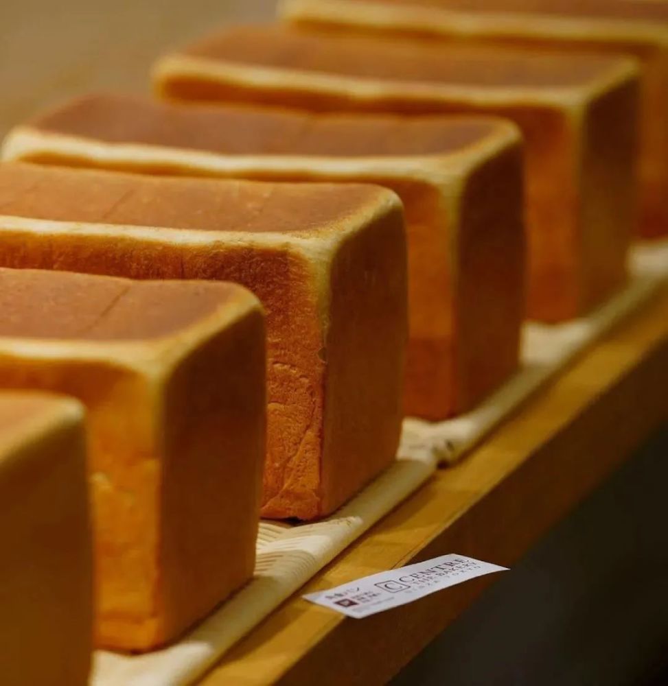 金砖面包堪称手撕面包中的经典,以小麦粉,奶酪,糖等为食材,经特殊烘烤