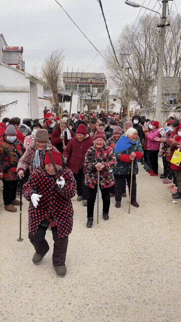 越热闹起来,生活在村子里的大爷大妈们的老年生活也变得丰富多彩起来