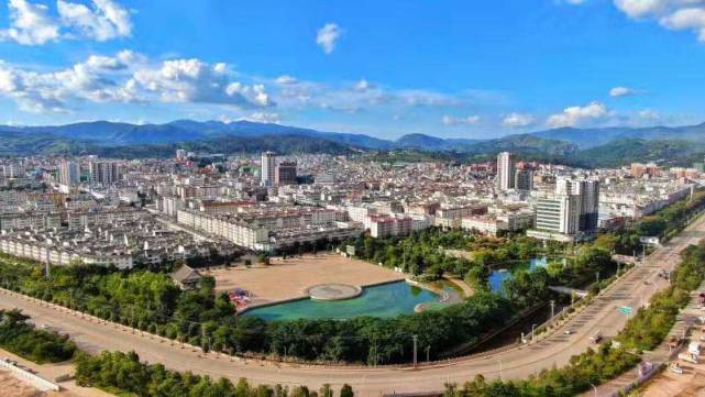 云南华宁美丽县城展新姿