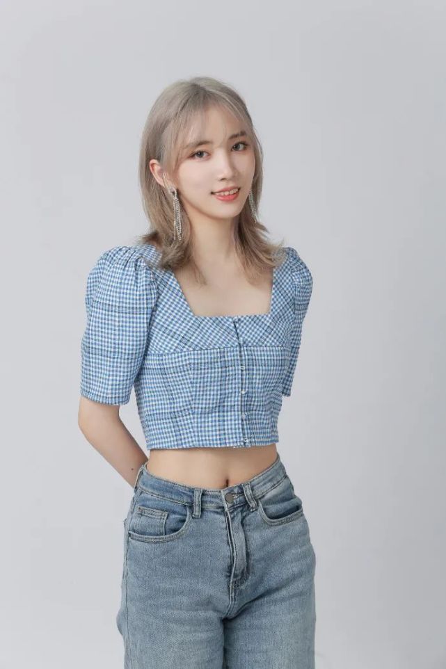 2015年,年仅15岁的苏芮琪便进入etm活力时代成为旗下练习生.