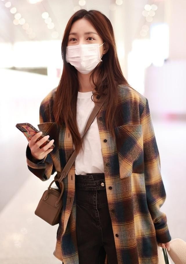 魏大勋的衣品真不是盖的，穿亮片衬衫很养眼，虽是一身黑但很潮