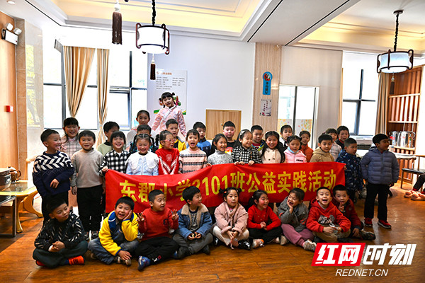 长沙东郡小学小天使走进健康养老中心献爱心