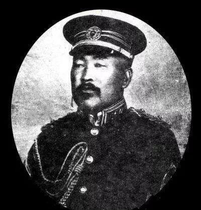 民国时代四分五裂,大家秉承着有枪就是草头王的准则,纷纷占地盘,扩充