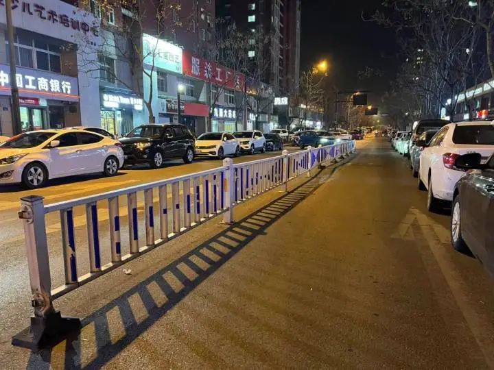 杭城闹市马路夜晚竟成停车场现场这幕太尴尬车主也很无奈