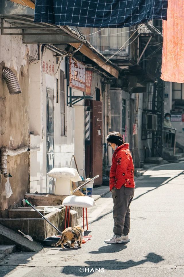 老 街 坊 的 粮 道 街十多年前,粮道街上本来多是住家的,小孩在街上
