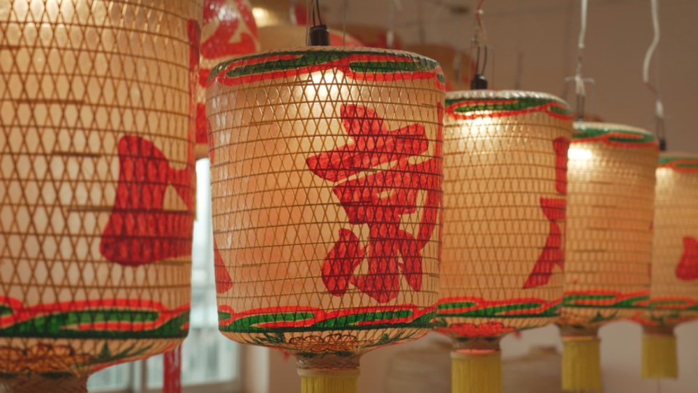 虽然新式灯笼受到市场欢迎,但在广东潮汕地区,当地人更青睐的还是手工