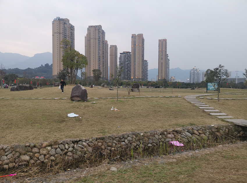 (如下图)2月26日,新宁德抖音发布《大门山公园晒太阳,晒出了遍地垃圾!