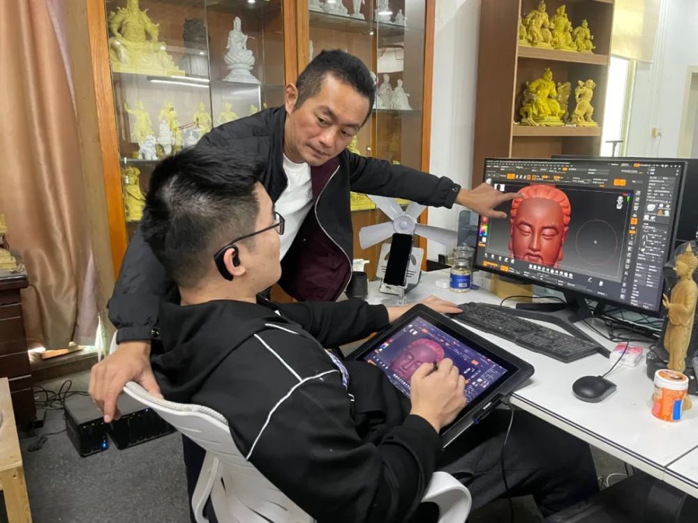 黄志亮:用一把刻刀造像佛艺世界_腾讯新闻