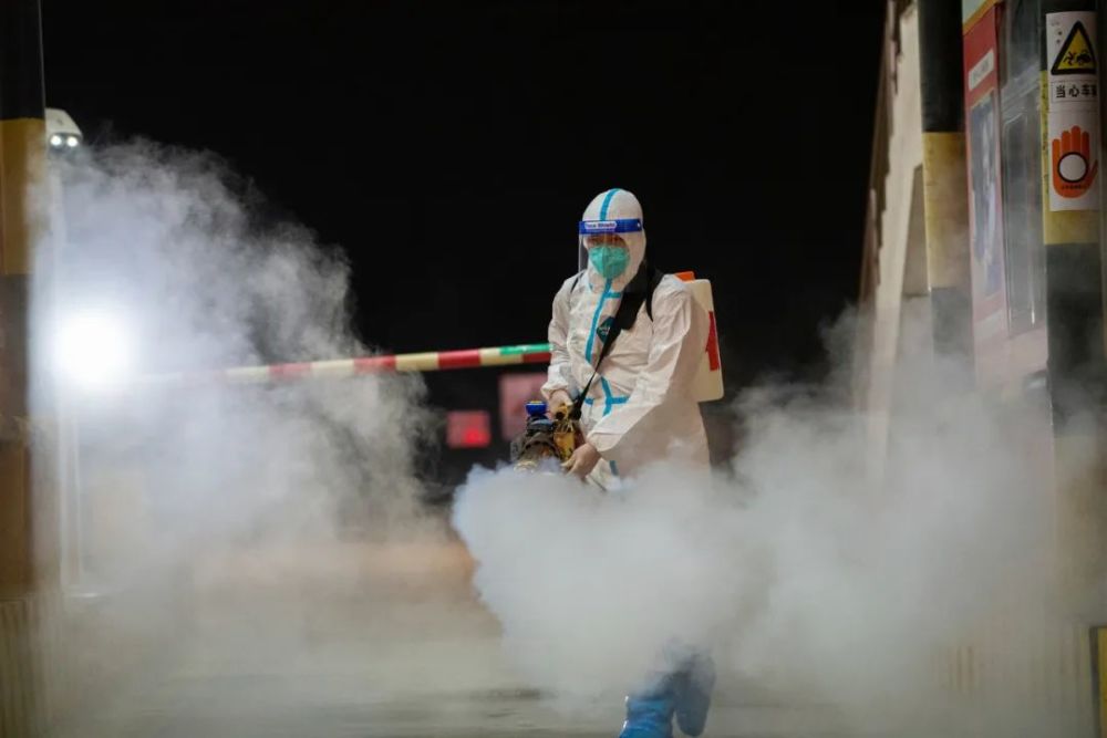摄影师:卓演华"消杀战士"全面做好消毒消杀防疫工作,筑牢疫情防控防线